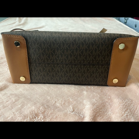 Michael Kors Large Monogram Tote Bag - Picture 6 of 8